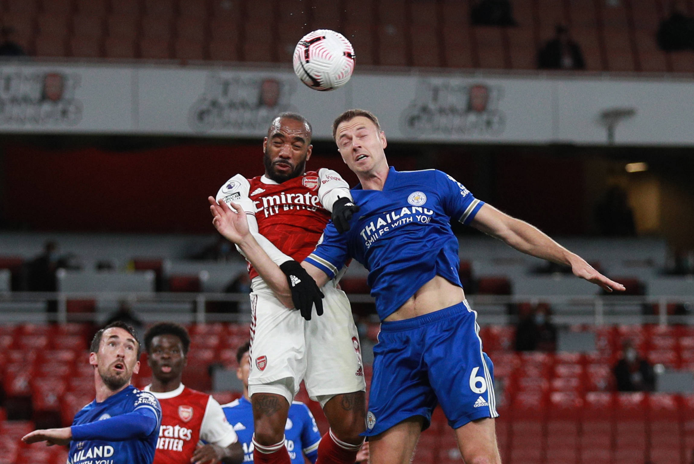 土媒:穆里尼奥让费内巴切大巴停车,邀请一名球迷上车并合影留念.